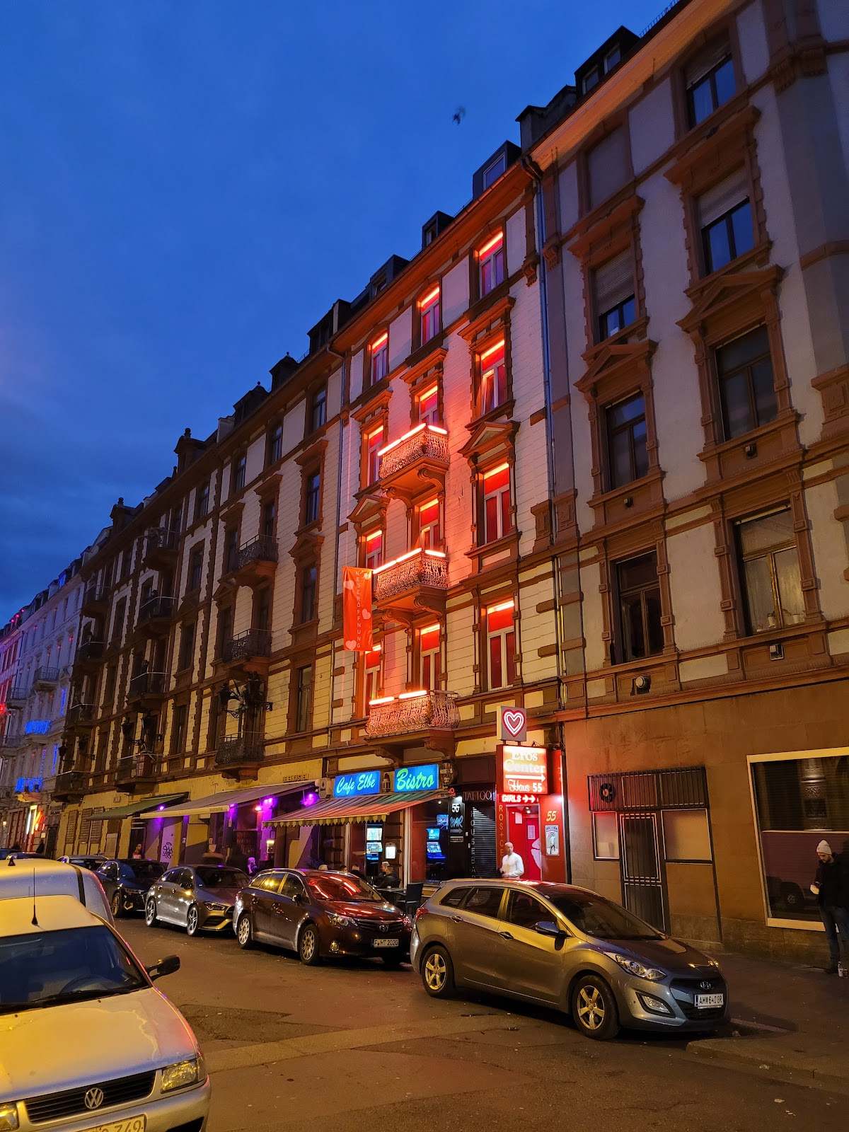 Tische und Sitzplaetze im Barbereich