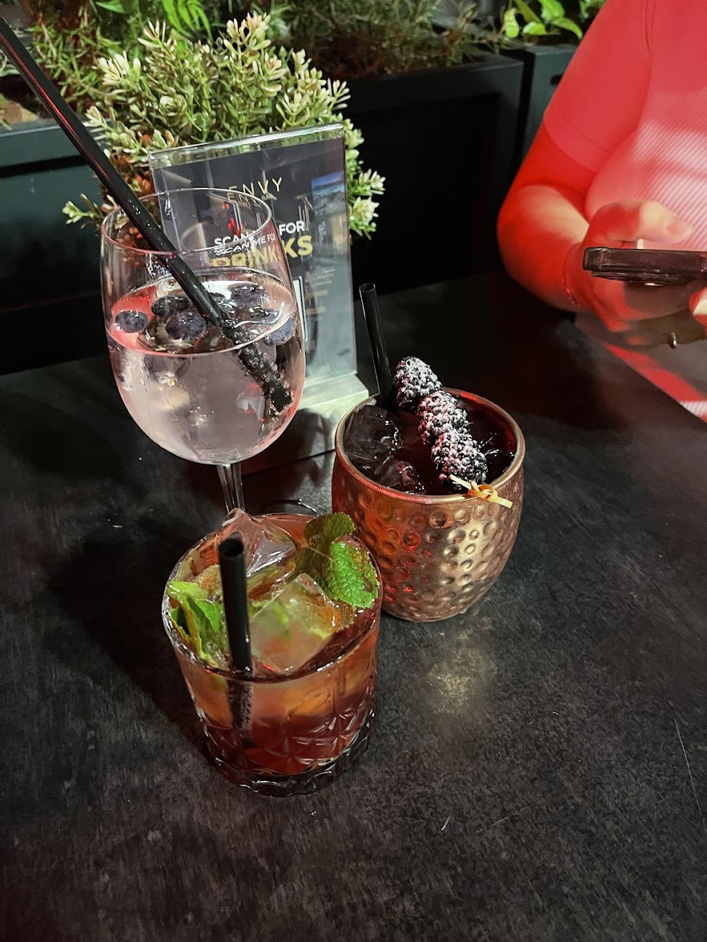 Getraenke und Tresen-Atmosphaere